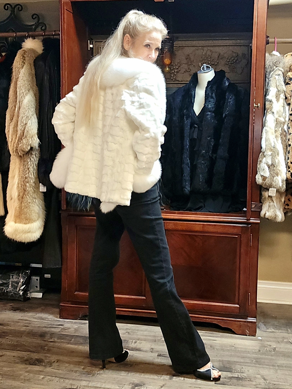 NWT Gorgeous White Mink Fur Coat with White Fox Trim sz M-L - Picture 8 of 17